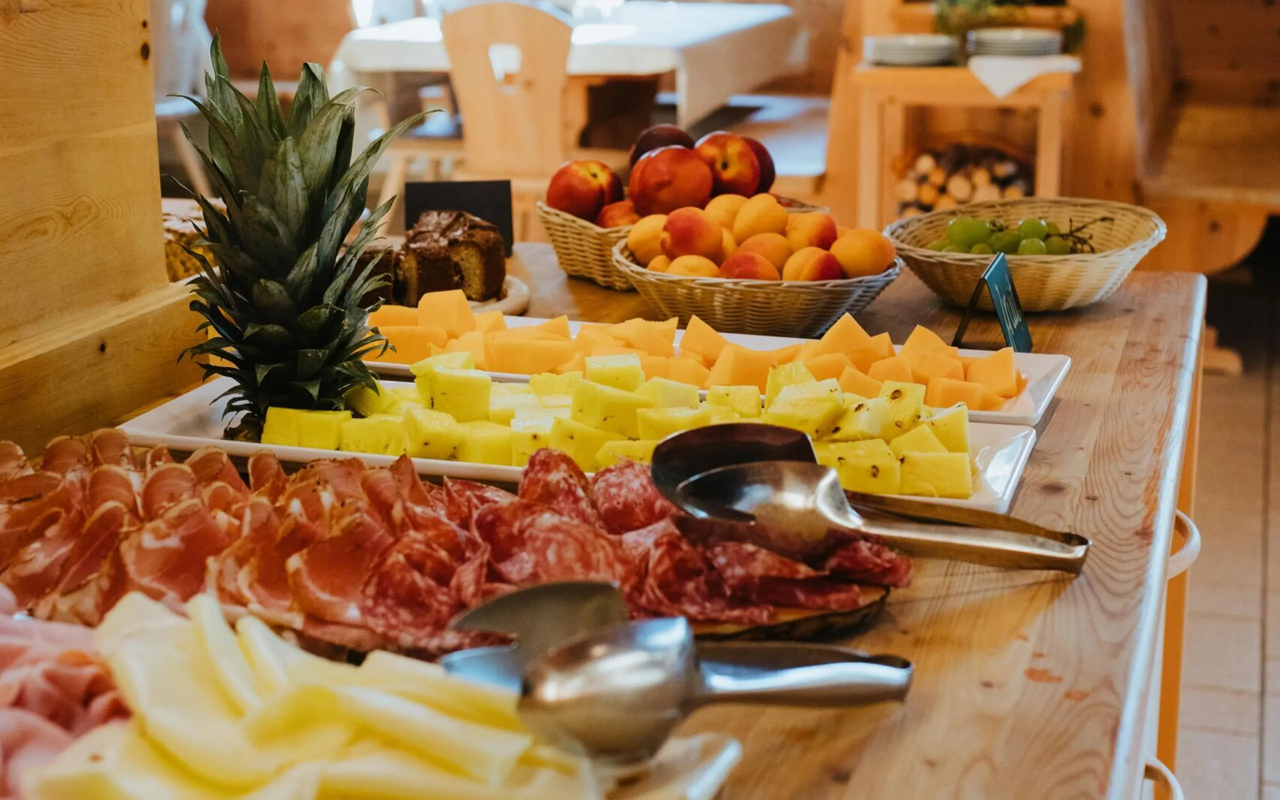 Colazione frutta salumi